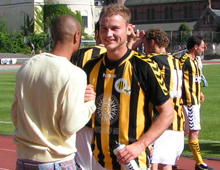 Brønshøjs målscorer Tommy Lauridsen lykønskes af Stephan Traoré efter udesejren over B 93 31/5 2008 (foto: T. Brygger)