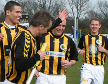 Brønshøjs Michael Barfoed omgivet af medspillerne Danni König, Anders Steffensen og Tommy Lauridsen efter en scoring i sæsonen 2007-2008 (foto: T. Brygger)