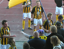 Spillere og tilhængere klasker på næven efter Brønshøj Boldklubs udesejr i Glostrup 19. april 2008 (foto: T. Brygger)
