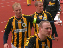 Rasmus Pedersen, Mads Westh og Danny V. Hansen, Brønshøj, takker medrejsende støtter efter udekampen mod Holbæk 6. april 2008 (foto: T. Brygger)