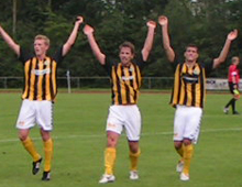 Glade Brønshøj-spillere jubler efter udesejren over Stenløse 6. september 2008 (foto: T. Brygger)