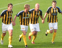 Glade Brønshøjspillere jubler efter sejren på 5-1 ude over Værløse 20. september 2008 (foto: T. Brygger)