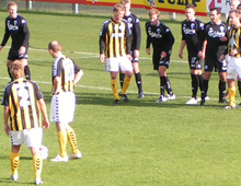 Brønshøjs Michael Edvold Sørensen og Anders Steffensen forud for et frispark mod KB (foto: T. Brygger)