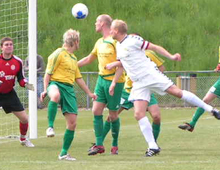 Brønshøjs anfører Rasmus Pedersen header bolden snert ved siden af Skovlundes mål (foto: T. Brygger)
