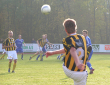 Michael Edvold Sørensen, Brønshøj, sparker bolden ind over (foto: T. Brygger)