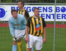 Rasmus Andersen sammen med Morten Olesen og Michael Barfoed i Brønshøjs udekamp mod B 1908 i 2007 (foto: T. Brygger)