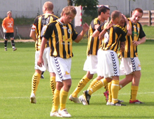 Brønshøjs Stephan Traoré lykønskes af holdkammerater efter sin scoring mod Værløse 11. august 2007 (foto: T. Brygger)