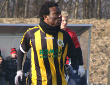 Fra træningskampen Hvidovre-Brønshøj 26. februar 2011: Adeshina Lawal i Brønshøjs sort-gule trøje (foto: T. Brygger)