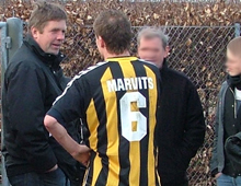 Rasmus Marvits, Brønshøj Boldklub, får en sludder med legendariske Kent Nielsen efter Brønshøjs hjemmekamp mod Stenløse 28. marts 2009. Marvits scorede Brønshøjs første mål i 2-1-sejren. (foto: S. Lillie)