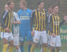 Mads Ibenfeldt, Rasmus Minor Petersen og Peter Ørbæk Larsen, Brønshøj Boldklub, i hjemmekampen mod AB 29. oktober 2011. Kampen, der spilledes i tyk tåge, endte 2-1 til Hvepsene. (foto: T. Brygger)