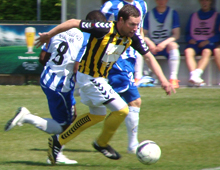 Michael Jørgensen, Brønshøj Boldklub, rykker fra en modstander i Hvepsenes hjemmekamp mod Esbjerg 20. maj 2012. Foto: T. Brygger.