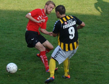 Lasse Fosgaard, Brønshøj Boldklub, i duel med en Fredericiaspiller i Brønshøjs hjemmekamp mod Fredericia 1. oktober 2011 (foto: T. Brygger)