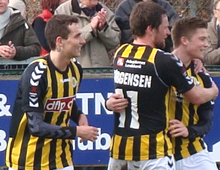 Mikkel Jensen og Michael Jørgensen, Brønshøj Boldklub, lykønsker Mikkel Nøhr Christensen med dennes mål til 2-0 i Hvepsenes hjemmesejr over Næstved 14. april 2012. Foto: T. Brygger.