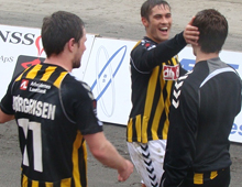 Michael Jørgensen, Lasse Fosgaard og Simon Bræmer, Brønshøj Boldklub, fejrer Hvepsenes udesejr over Randers 9. april 2012. Foto: T. Brygger.