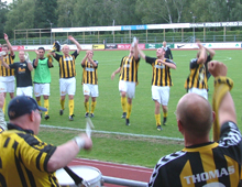 Brønshøjs tilhængere markerer deres tilfredshed med Hvepsenes indsats i pokalkampen mod B 1908 26. august 2009. Brønshøj vandt 3-1. (foto: S. Lillie)