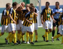 Brønshøjs spillere omkranser Jacob Josephsen efter hans scoring i Brønshøjs 3-0-udesjer over B 93 23. august 2009 (foto: F. L. Jensen) 