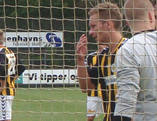 Rasmus Sørensen, Brønshøj, klør sig på næsen forud for et hjørnespark til Hvepsene. Få sekunder senere har han headet en ripost i nettet til resultatet 1-1 i hjemmekampen mod Greve lørdag 12. september 2009 (foto: T. Brygger)