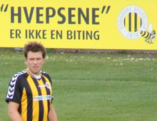 Mads Hedegaard, Brønshøj Boldklub, fanget foran en bandereklame med teksten "HVEPSENE er ikke en biting" (foto: T. Brygger)