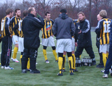 Bo Henriksen giver Brønshøj-spillerne instrukser i pausen under træningskampen mod Skjold 20. marts 2010 (foto: T. Brygger)