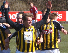 Jesper Christjansen, Brønshøj Boldklub, fejrer målet til 1-0 i Hvepsenes sejr på 2-1 over Vejle 5. april 2012. Foto: T. Brygger.