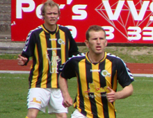 Brønshøj-spillerne Nicklas Elver Granzow og Venhar Sabani i udekampen mod Nordvest 23. maj 2010 (foto: T. Brygger)