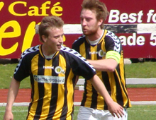 Brønshøjs Christian Thorup lykønskes af anfører Peter Larsen i udekampen mod Nordvest 23. maj 2010, hvor Thorup scorede Hvepsenes mål (foto: T. Brygger)