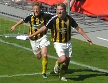 Brønshøjs Thomas Christiansen jubler sammen med Mads Frost efter den vigtige scoring til 2-0 i udesejren over Skjold, der 12. juni 2010 sikrede Brønshøj Boldklub oprykning til 1. division (foto: S. Lillie)