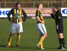 Brønshøj Boldklubs Anders Steffensen udveksler meninger med kampens dommer (foto: T. Brygger)