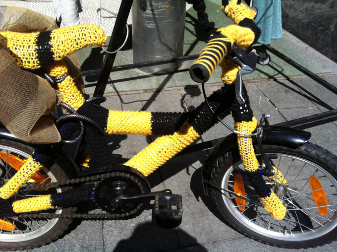 Børnecykel med strikket overtræk i Brønshøj Boldklubs sort-gule farver. Foto: Gitte Minor.