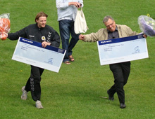 Brønshøjs ungdomsformand Tobias Halbro og Brønshøjs formand Finn Ryberg jubler over Rode-prisens henholdsvis 150000 og 100000 kroner (foto: T. Brygger)