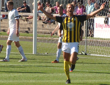 Mads Ibenfeldt, Brønshøj Boldklub, har scoret til 2-0 i Hvepsenes udesejr på 3-0 over Hjørring 26. august 2012. Foto: Thomas Brygger.