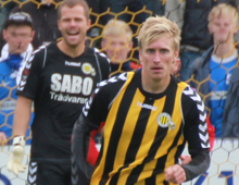 Brønshøjs midtbanespiller Thomas Raun og målmand Kim Drejs i Hvepsenes hjemmesejr over Lyngby 15. september 2012. Foto: Thomas Løser.