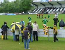 Brønshøjs supportere hylder spillerne efter nederlaget i Køge (foto: S. Lillie)