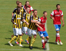 Brønshøj-spillere, heriblandt Cheikh Sarr, Peter Larsen og Pierre Kanstrup, i Hvepsenes udekamp mod Vestsjælland 27. maj 2012. Foto: T. Brygger.