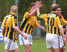Brønshøj-spillere lykønsker hverandre efter 1-0-målet (foto: T. Brygger)