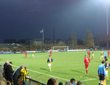 For første gang: Mørkefodbold på Tingbjerg blev muligt da Brønshøjs lysanlæg indviedes i forbindelse med Hvepsenes hjemmkamp mod Lyngby 10. november 2012. Foto: Thomas Brygger.